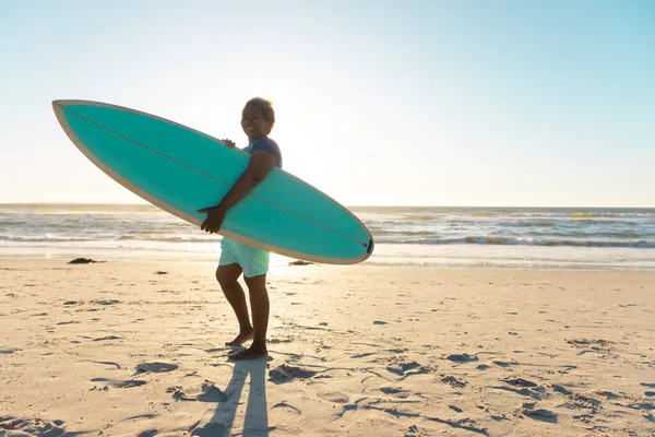Eine Ältere Afrikanisch Amerikanische Frau Mit Surfbrett Steht Sandstrand Vor — Stockfoto