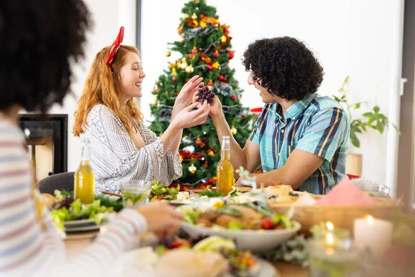 Diversos Amigos Felizes Sentados Mesa Jantando Natal Natal Celebração Amizade — Fotografia de Stock