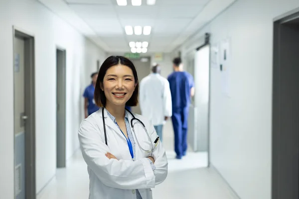 Porträt Einer Lächelnden Asiatischen Ärztin Belebten Krankenhausflur Kopierraum Krankenhaus Medizinische — Stockfoto