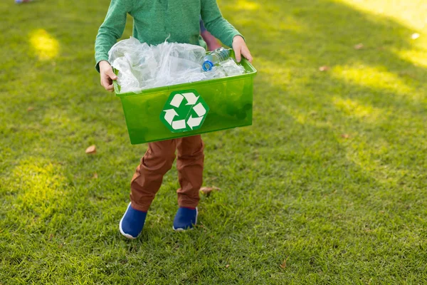 高加索男孩与废物回收箱中间的图像 循环利用和生态意识概念 — 图库照片