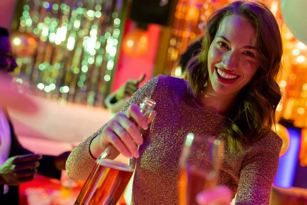 笑顔の白人女性がナイトクラブでワインを注ぐ 楽しさ 外出やパーティーのコンセプト — ストック写真