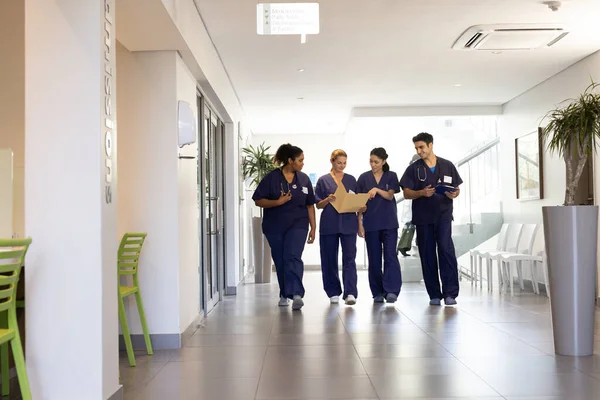 Diverse Groep Vrolijke Mannelijke Vrouwelijke Artsen Praten Lopen Ziekenhuisgang Met — Stockfoto