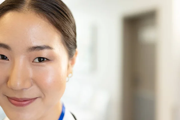 Portrait Smiling Asian Female Doctor Hospital Corridor Copy Space Hospital — Stock Photo, Image
