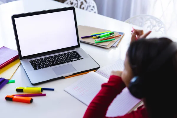 亚洲女孩坐在桌旁 使用带有复制空间的笔记本电脑进行在线授课 网上教育 学习和生活方式概念 — 图库照片
