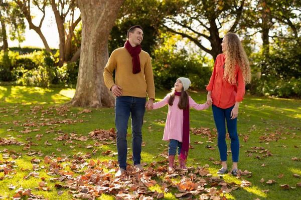 秋の庭で幸せな白人の両親と娘のイメージ 家族と一緒に質の高い時間を過ごすコンセプト — ストック写真