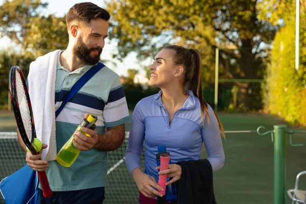Ευτυχισμένο Καυκάσιο Ζευγάρι Που Μιλάει Υπαίθριο Γήπεδο Τένις Αφού Παίξει — Φωτογραφία Αρχείου