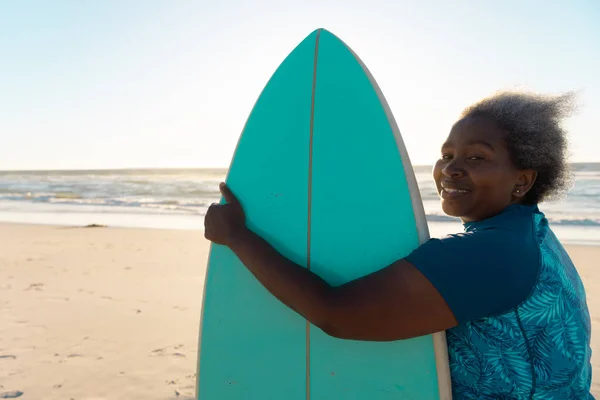 Vista Lateral Sonriente Mujer Mayor Afroamericana Con Tabla Surf Pie — Foto de Stock