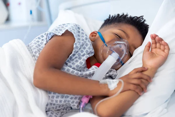 Paciente Afroamericano Respirador Dormido Cama Hospital Servicios Hospitalarios Médicos Sanitarios —  Fotos de Stock