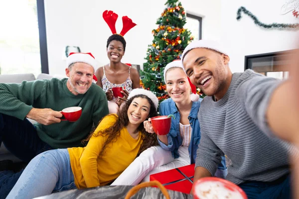 Imagem Vários Amigos Felizes Comemorando Natal Casa Tirando Selfie Natal — Fotografia de Stock
