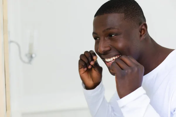 Souriant Homme Afro Américain Soie Dentaire Dans Salle Bain Inclusivité — Photo
