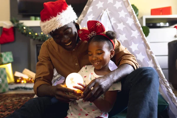 Gelukkige Afro Amerikaanse Vader Dochter Zitten Tipi Spelen Kerst Familie — Stockfoto