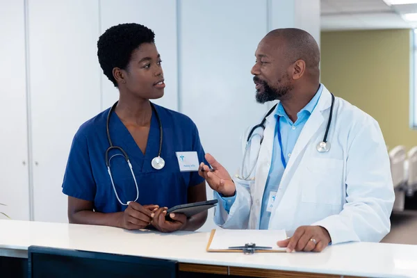 Médecin Afro Américain Parlant Dans Couloir Hôpital Services Hospitaliers Médicaux — Photo