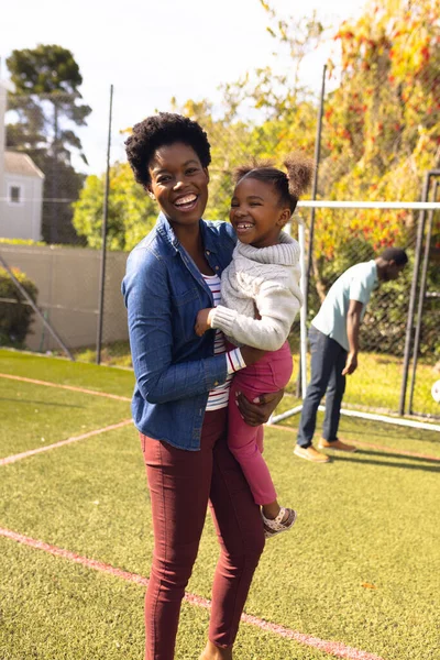 Šťastná Africká Americká Matka Dcera Spolu Tráví Čas Venku Hrají — Stock fotografie