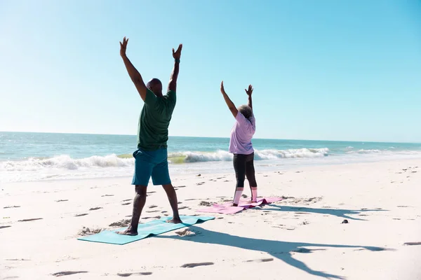 Африканская Старшая Пара Поднятыми Руками Тренирующаяся Ковриках Пляже Голубым Небом — стоковое фото