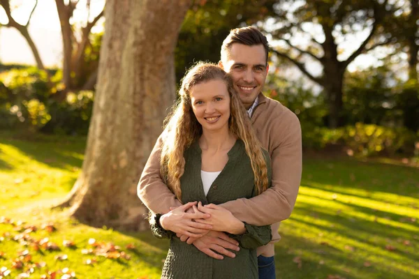 庭のカメラにポーズをとっている幸せな白人夫婦のイメージ 家族と一緒に質の高い時間を過ごすコンセプト — ストック写真