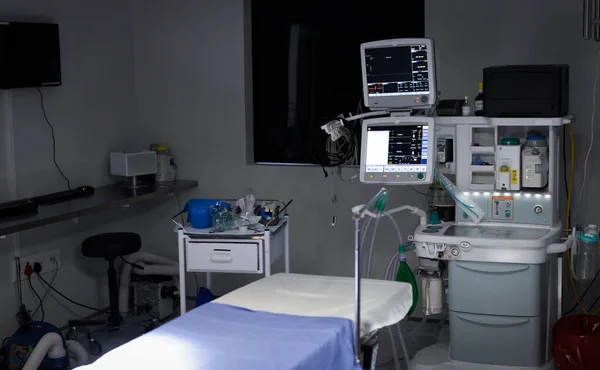 手术室的电子医疗设备上有显示屏 手术台上空无一人 医疗和保健服务 — 图库照片