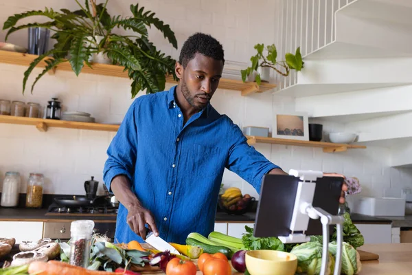 快乐的非洲裔美国人在厨房做饭 用平板电脑 独自在家度过高质量的时光 — 图库照片