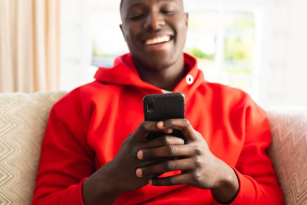 Lachende Afrikaans Amerikaanse Man Die Thuis Bank Zit Met Een — Stockfoto