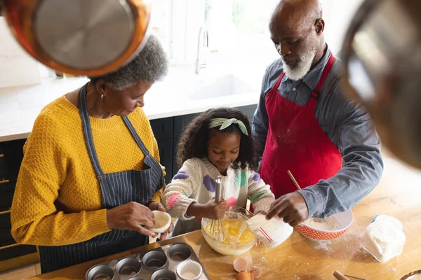 Mutfakta Yemek Pişiren Afrikalı Amerikalı Büyükbaba Torunun Görüntüsü Aile Birlikte — Stok fotoğraf