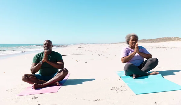 非洲裔美国老年夫妇 双腿交叉 坐在沙滩上 在晴朗的天空下沉思 复制空间 度假和积极的生活方式 — 图库照片