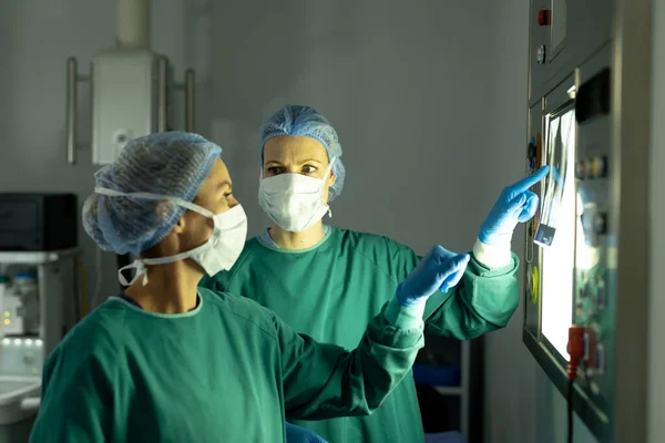 Duas Cirurgiãs Diversas Preparando Para Operação Discutindo Raio Sala Operações — Fotografia de Stock