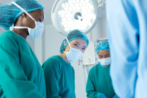 Aziatische Vrouwelijke Chirurg Het Theater Zoek Naar Camera Tijdens Operatie — Stockfoto
