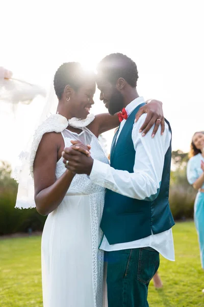 Gelukkig Afrikaans Amerikaans Koppel Dat Elkaars Hand Vasthoudt Tijdens Bruiloft — Stockfoto