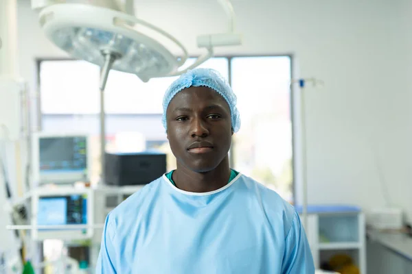 Ritratto Operatore Sanitario Afro Americano Berretto Chirurgico Camice Sala Operatoria — Foto Stock