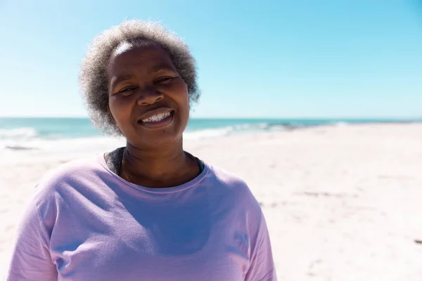 Mujer Anciana Afroamericana Sonriente Con Pelo Gris Corto Pie Playa — Foto de Stock