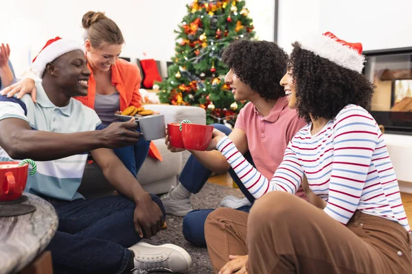 Glückliche Freunde Mit Weihnachtsmützen Die Weihnachten Kaffee Trinken Weihnachten Fest — Stockfoto