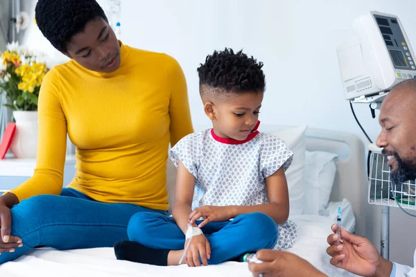 Afrikai Amerikai Férfi Orvos Vakcinát Mutat Fiú Betegnek Anyával Kórházban — Stock Fotó