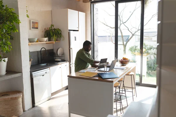 Glad Afrikansk Amerikan Som Sitter Vid Bordet Köket Med Laptop — Stockfoto