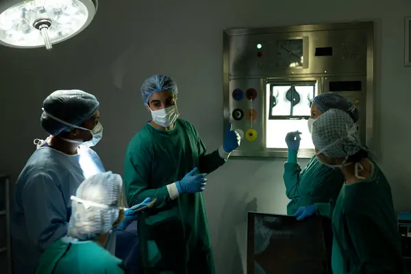 Verschiedene Gruppen Von Chirurgen Diskutieren Röntgenbilder Operationssaal Vor Der Operation — Stockfoto