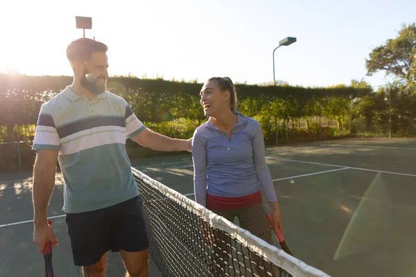 Happy Caucasian Couple Playing Tennis Talking Net Outdoor Tennis Court — Stock Photo, Image