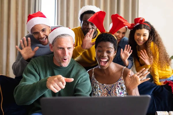 自宅でクリスマスを祝う幸せな多様な友人のイメージノートパソコンのビデオ通話や手を振る クリスマス お祝い 包括性とライフスタイルの概念 — ストック写真