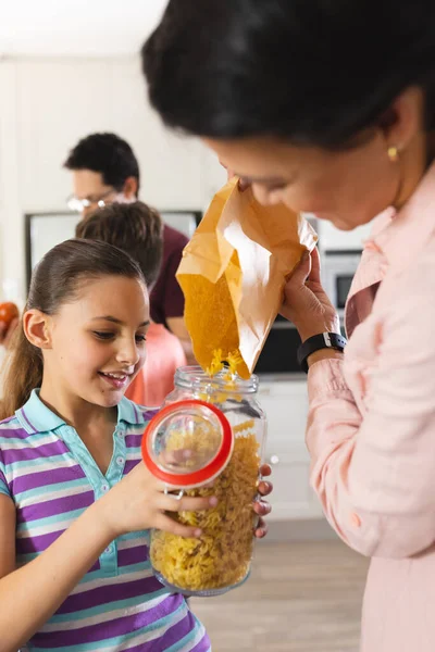 Gelukkig Kaukasisch Gezin Koken Samen Glimlachen Keuken Familie Tijd Thuis — Stockfoto