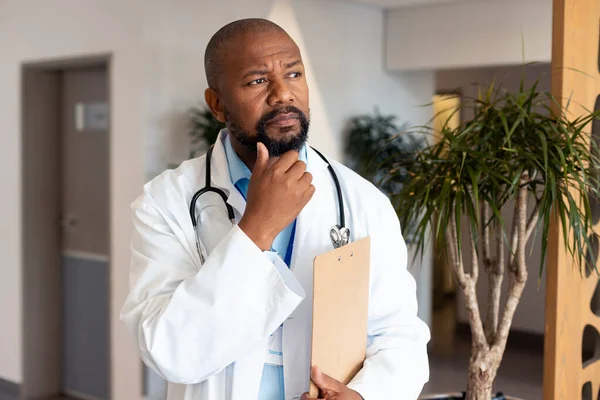 Στοχαστικός Αφροαμερικάνος Γιατρός Σημειωματάριο Στο Διάδρομο Του Νοσοκομείου Νοσοκομειακές Ιατρικές — Φωτογραφία Αρχείου