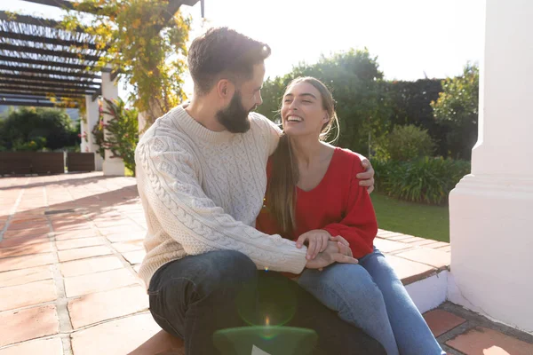 幸せな白人のカップルの庭のテラスに座って 笑顔と抱擁 国内生活 ロマンスと団結の概念 — ストック写真