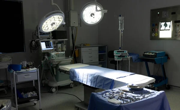 Illuminated Surgical Lights Medical Equipment Monitor Screens Dark Operating Theatre — Stock Photo, Image