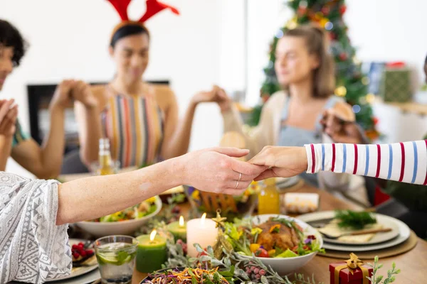 Felices Amigos Diversos Sentados Mesa Rezando Antes Cena Navidad Navidad —  Fotos de Stock