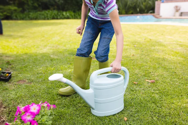 Blanke Moeder Dochter Die Samen Tijd Doorbrengen Tuin Planten Water — Stockfoto