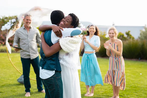 在婚礼期间 快乐的非洲裔美国夫妇与白人朋友拥抱在一起 婚礼日 包容和生活方式概念 — 图库照片