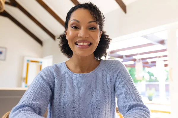 Szczęśliwa Afroamerykanka Siedząca Przy Stole Kuchni Rozmawiająca Przez Telefon Spędzanie — Zdjęcie stockowe