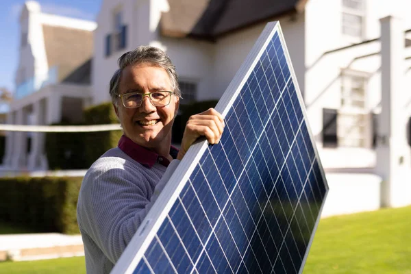 Pionowy Obraz Szczęśliwego Białego Seniora Panelem Słonecznym Ogrodzie Koncepcja Zielonej — Zdjęcie stockowe