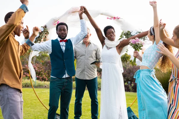 幸福的非洲裔美国夫妇在婚礼上牵着手的画像 婚礼日 包容和生活方式概念 — 图库照片