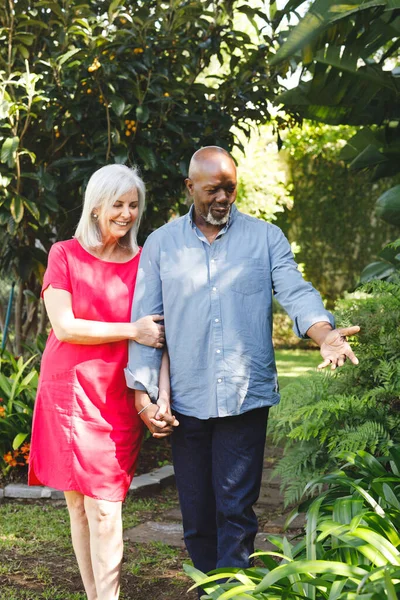 Šťastný Seniorský Pár Procházející Zahradě Trávit Kvalitní Čas Doma Důchodové — Stock fotografie