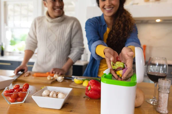 Glückliches Paar Das Essen Zubereitet Und Gemüseabfälle Der Küche Kompostiert — Stockfoto
