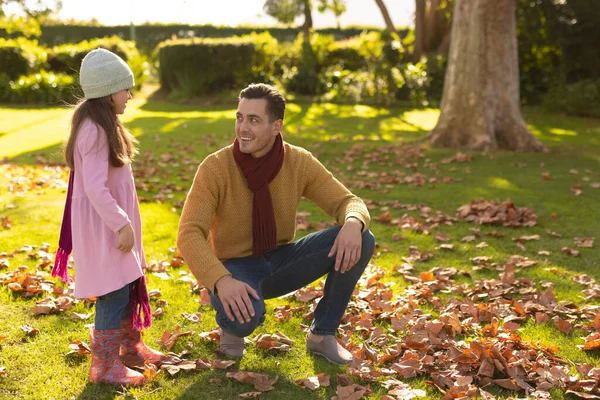Sonbahar Bahçesinde Mutlu Bir Beyaz Baba Kızın Görüntüsü Aile Birlikte — Stok fotoğraf
