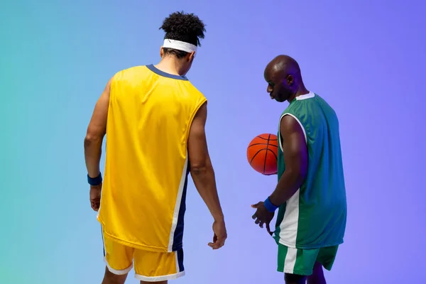 Afbeelding Van Twee Verschillende Basketbalspelers Met Basketbal Paarse Tot Groene — Stockfoto