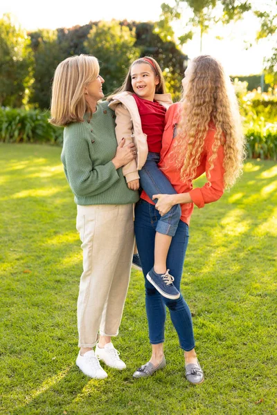 庭で幸せな3世代の白人女性の垂直画像 家族と一緒に質の高い時間を過ごすコンセプト — ストック写真